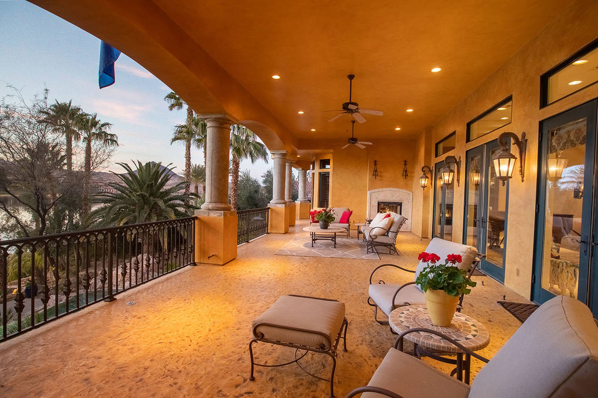 iLakei Las Vegas Mediterranean istylei mansion lists for 7 