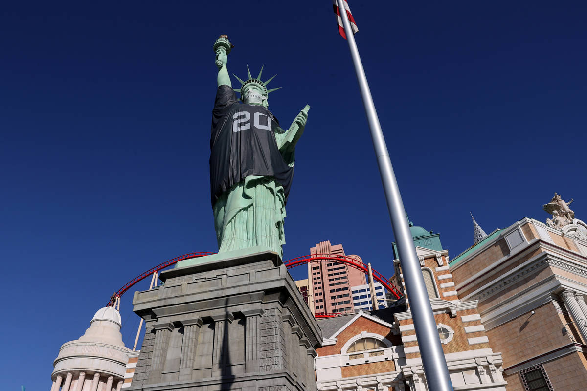 statue of liberty las vegas raiders