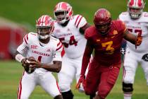 Louisiana-Lafayette quarterback Levi Lewis (1) runs from Iowa State defensive end JaQuan Bailey ...