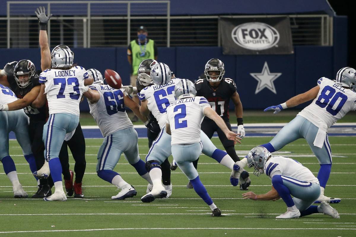 Dallas Cowboys' Greg Zuerlein (2) kicks a field goal in the closing seconds of an NFL football ...