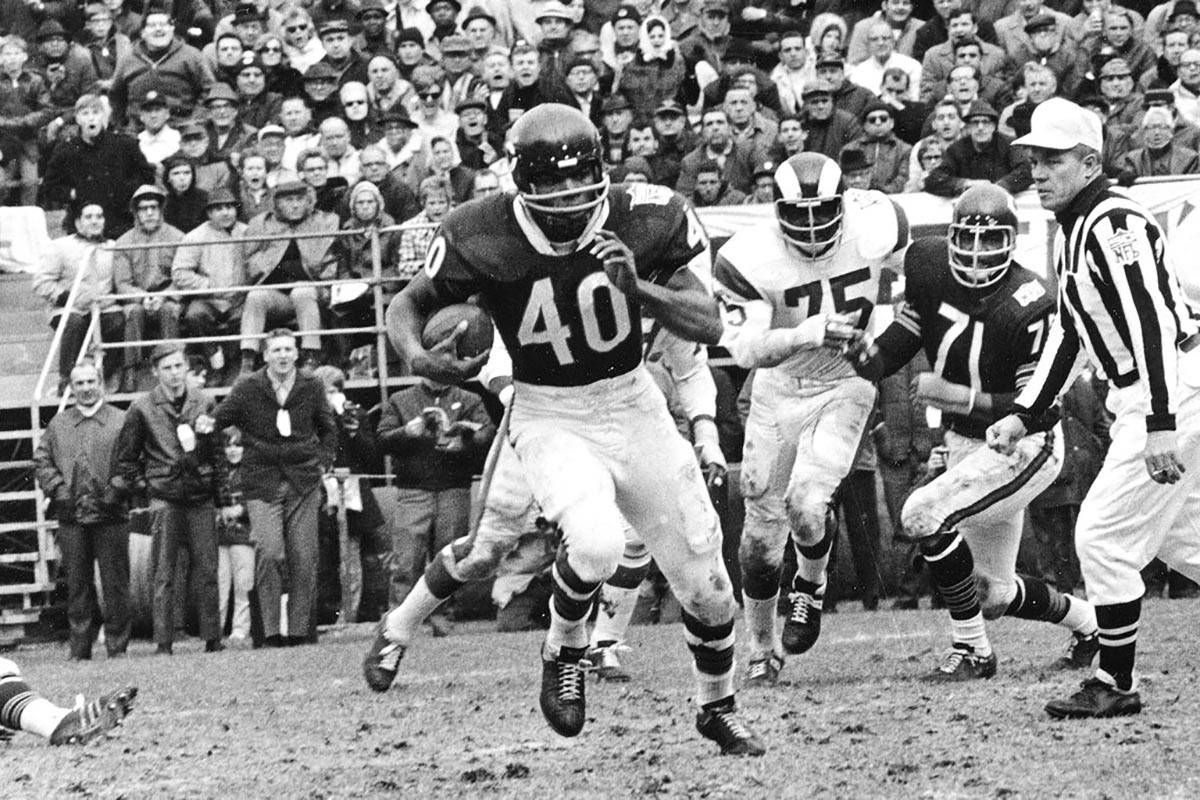 In an Oct. 27, 1969, file photo, Chicago Bears running back Gale Sayers (40) runs for a 28-yard ...