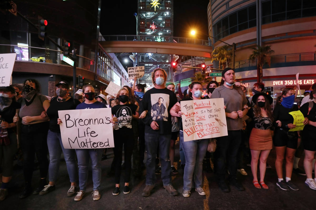 Protesters form Ҵhe white lineӬ to protect minority protesters who believe that are ...