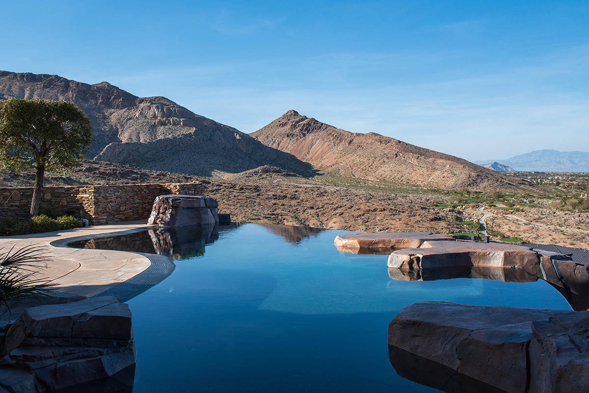 The out door spa and pool. (Simply Vegas)