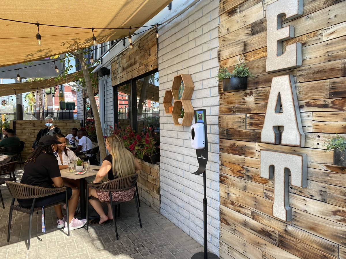 The renovated patio at Eat. (Al Mancini/Las Vegas Review-Journal)
