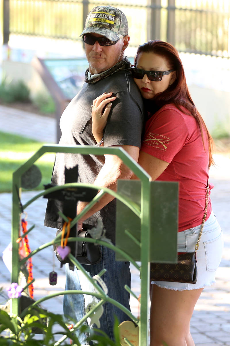 Mark VanZwol, left, and his girlfriend Lara Lane of Henderson, tour the Las Vegas Community Hea ...