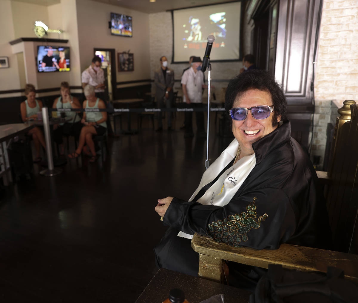 Pete "Big Elvis" Vallee acknowledges arriving fans at the Piano Bar at Harrah's Las V ...