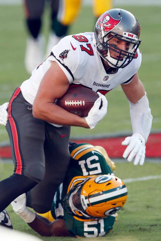 Green Bay Packers inside linebacker Krys Barnes (51) tries to bring down Tampa Bay Buccaneers t ...