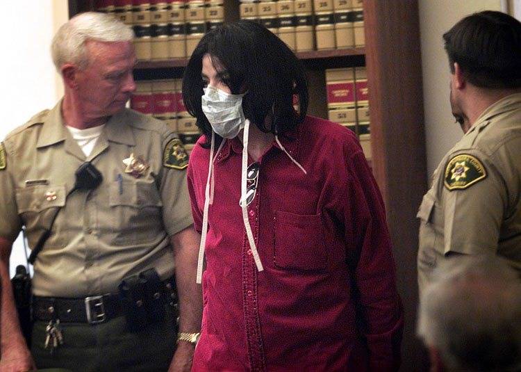 Michael Jackson arrives to testify in Santa Maria ,Calif., Superior Court Nov 13, 2002 where he ...