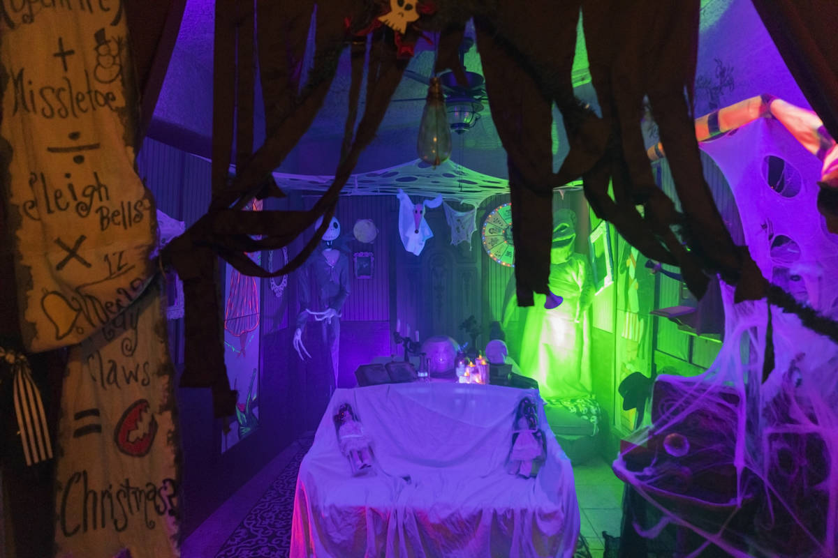 Disneyland’s Pirates, Mansion rides take over local home for Halloween ...