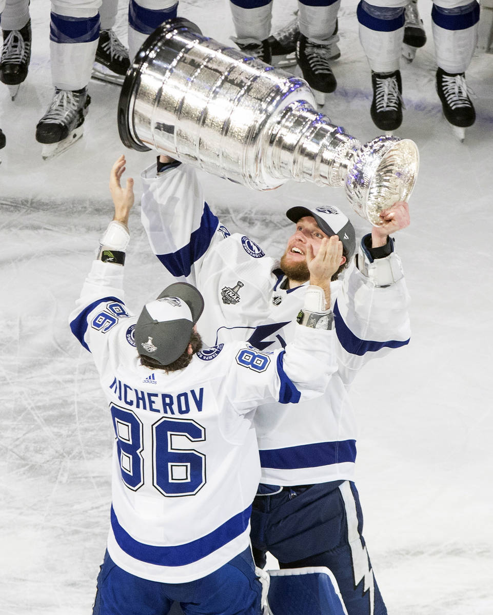 Daly hands Stanley Cup to Avalanche in Bettman's absence