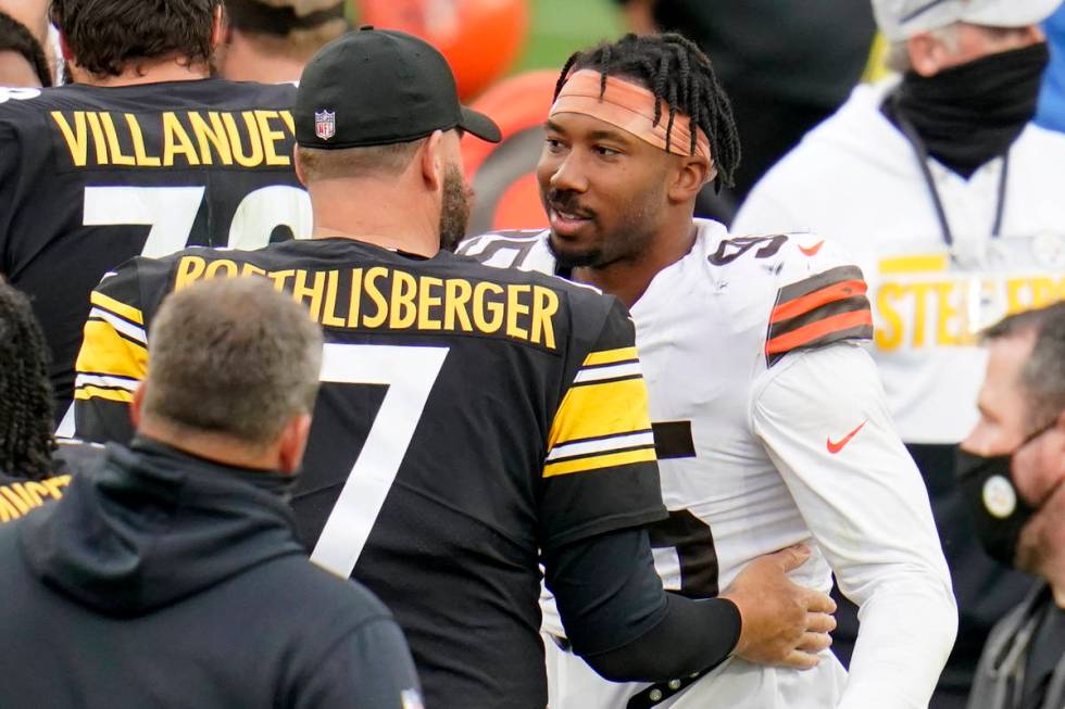 Pittsburgh Steelers quarterback Ben Roethlisberger (7) and Cleveland Browns defensive end Myles ...
