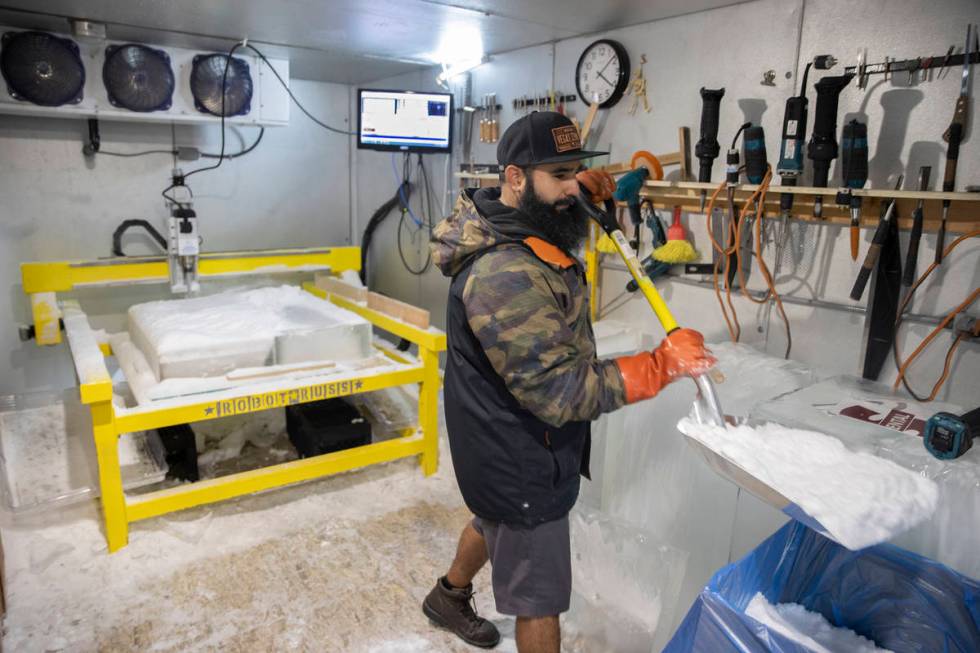 Snow delivery by Snow Buddy in Las Vegas (Benjamin Hager/Las Vegas Review-Journal) @benjaminhphoto