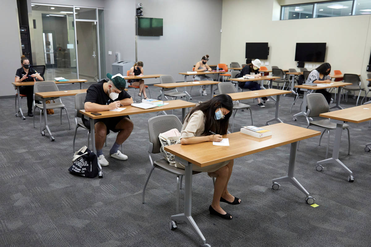 James Lessnick teaches a hospitality accounting class in August 2020 during a UNLV summer sessi ...