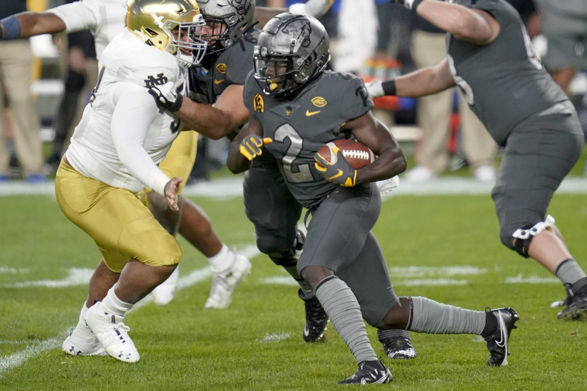 Pittsburgh running back Israel Abanikanda (2) plays against Notre Dame during the second half o ...