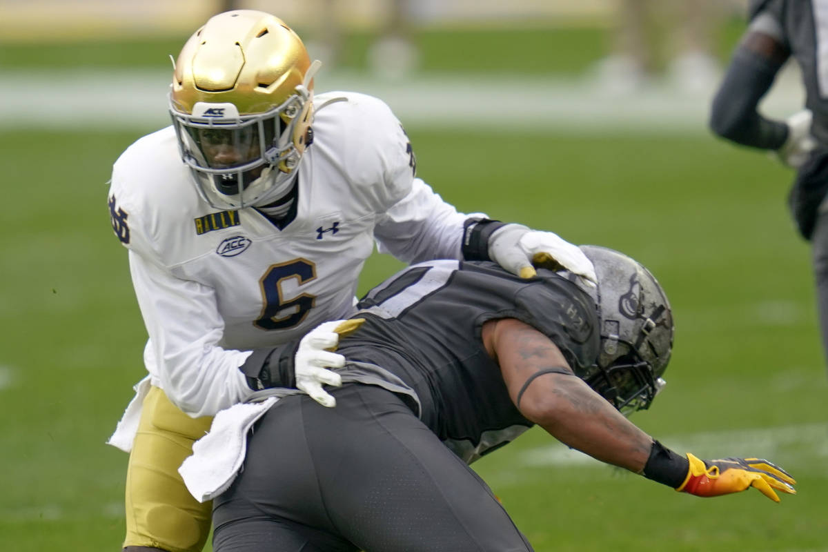 Notre Dame linebacker Jeremiah Owusu-Koramoah (6) plays against Pittsburgh during the first hal ...