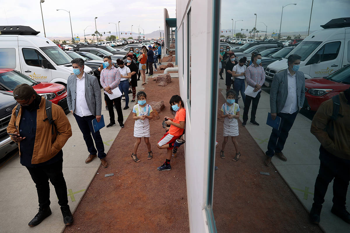 People stand in line to correct issues with their ballots before deadline at the Clark County E ...