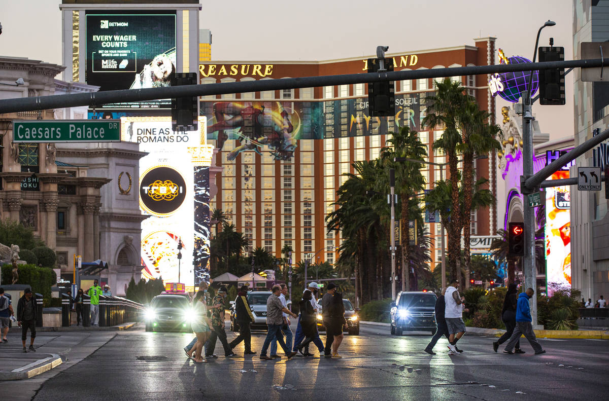 People cross the Las Vegas Strip Thursday, Nov. 19, 2020. (Chase Stevens/Las Vegas Review-Journ ...