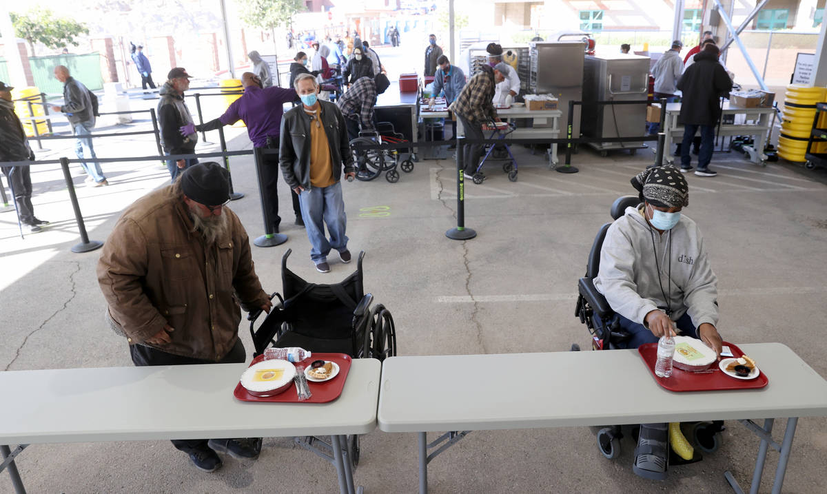 Free Thanksgiving meal served to hundreds | Las Vegas Review-Journal
