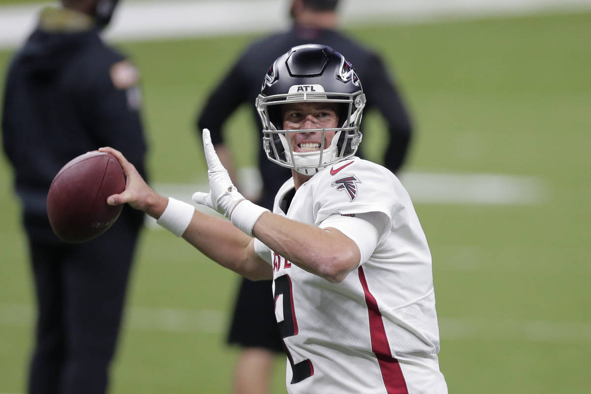 Atlanta Falcons quarterback Matt Ryan (2) warms up before an NFL football game against the New ...