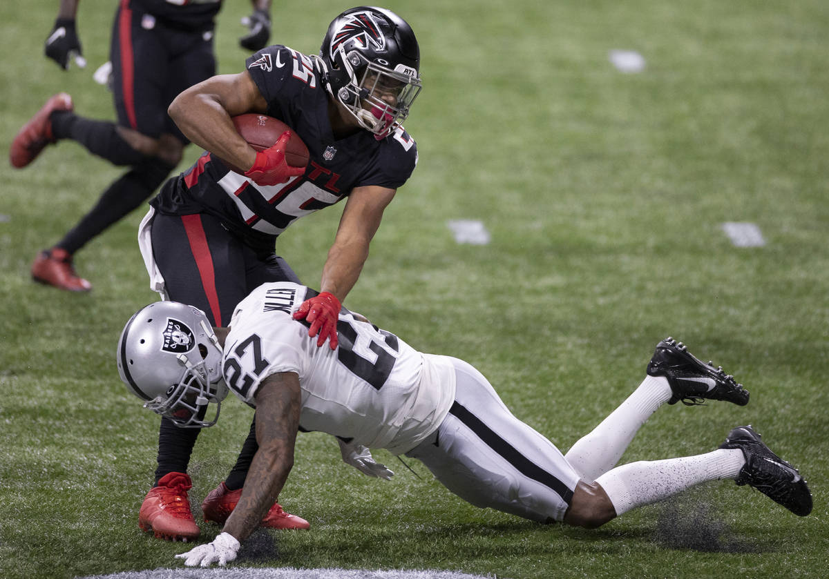 Atlanta Falcons running back Ito Smith (25) breaks the tackle of Las Vegas Raiders cornerback T ...