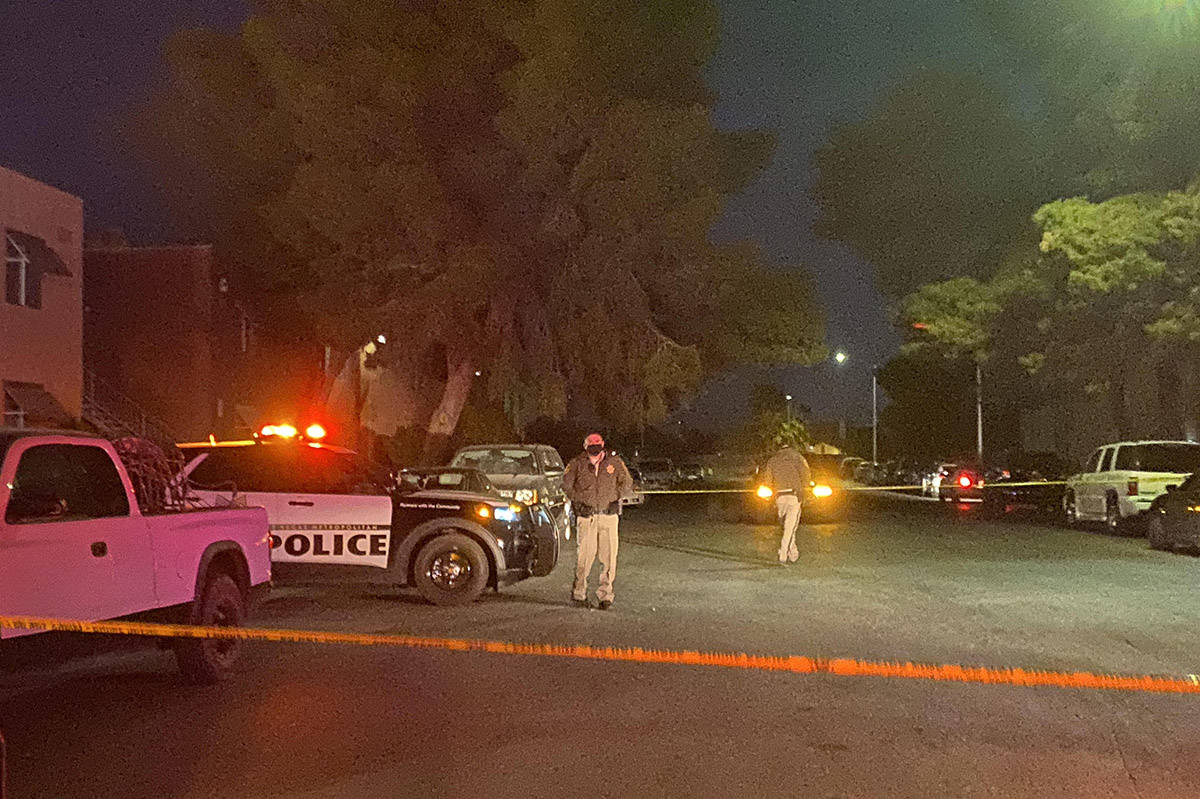 Las Vegas police investigate a shooting scene at East Bonanza Road and Triest Court on Thursday ...