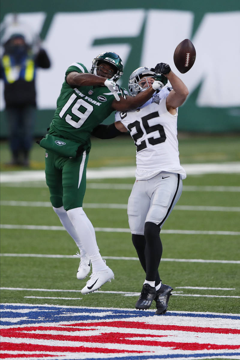 Las Vegas Raiders' Erik Harris, right, breaks up a pass intended for New York Jets' Breshad Per ...