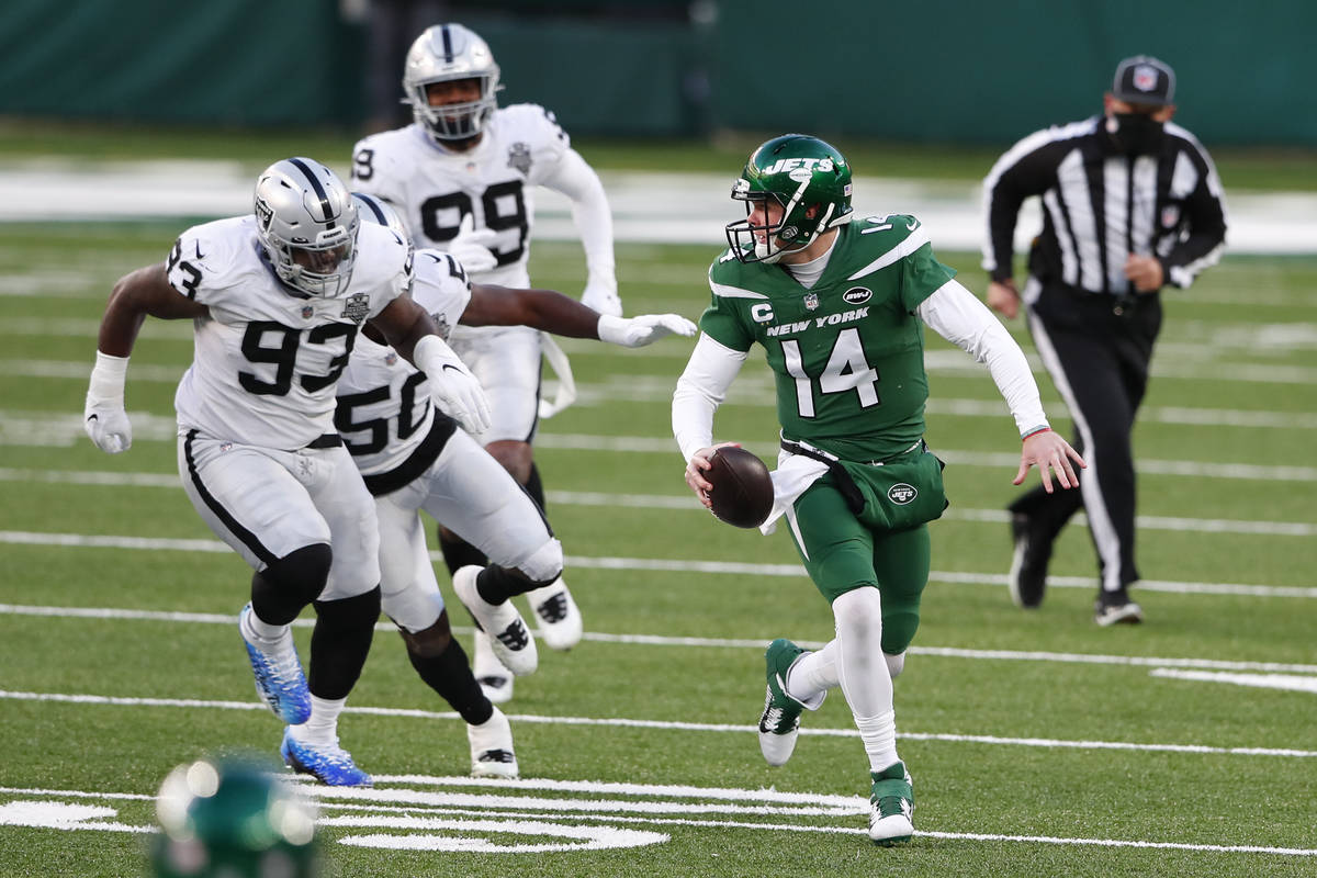 New York Jets quarterback Sam Darnold, right, runs the ball during the second half an NFL footb ...