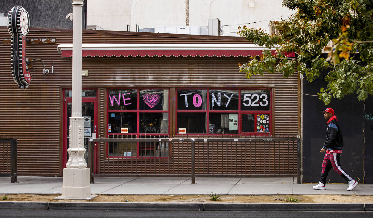 Le Thai offers another Tony Hsieh memorial on their windows in downtown Las Vegas on Friday, De ...