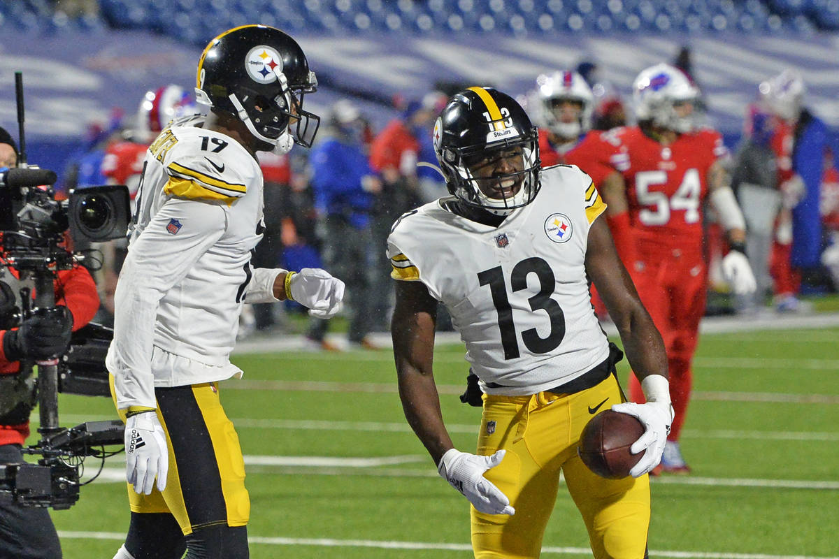 Pittsburgh Steelers wide receiver James Washington (13) celebrates with JuJu Smith-Schuster (19 ...
