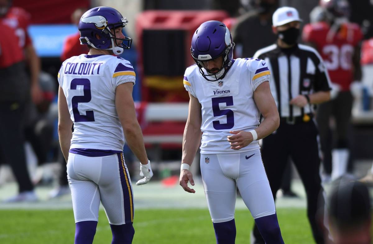 Minnesota Vikings' Dan Bailey (5) reacts with holder Britton Colquitt (2) aftermissing a field ...