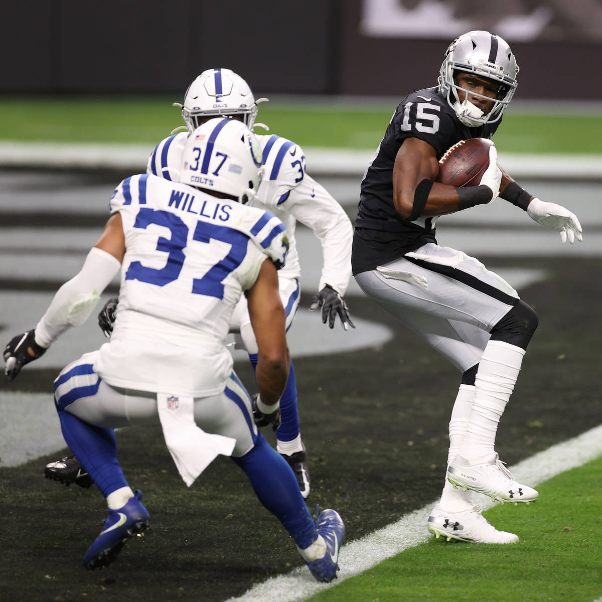 Raiders wide receiver Nelson Agholor (15) makes a touchdown catch under pressure from Indianapo ...