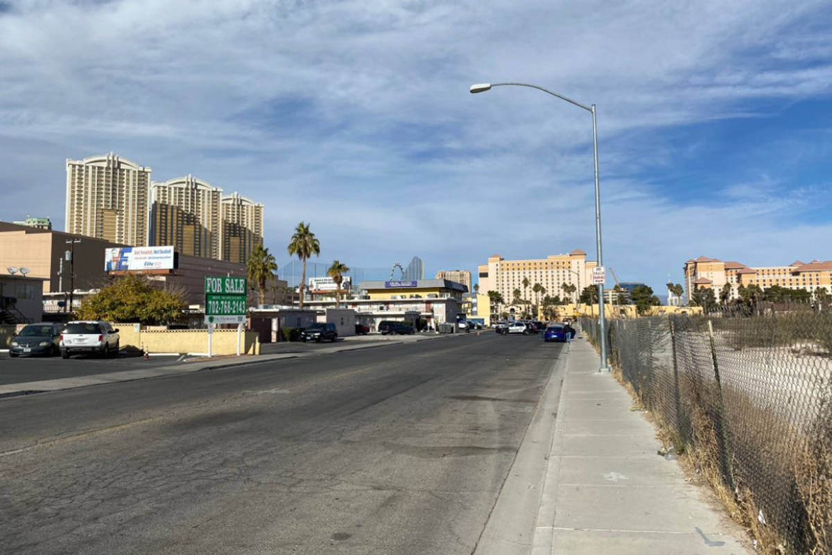 Man fatally shot at apartments east of Strip | Las Vegas Review-Journal