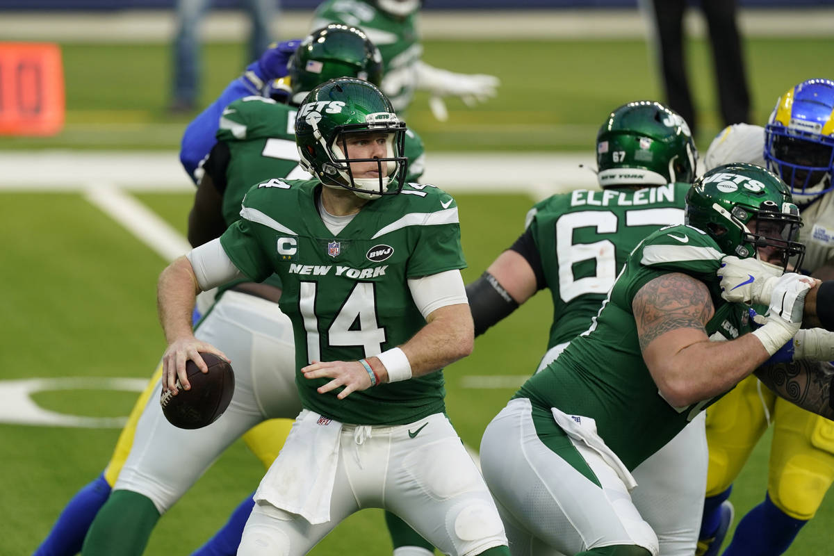 New York Jets quarterback Sam Darnold throws against the Los Angeles Rams during the first half ...