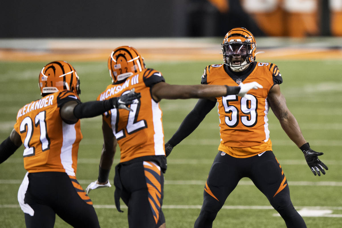 Cincinnati Bengals linebacker Akeem Davis-Gaither (59), cornerback Mackensie Alexander (21) and ...