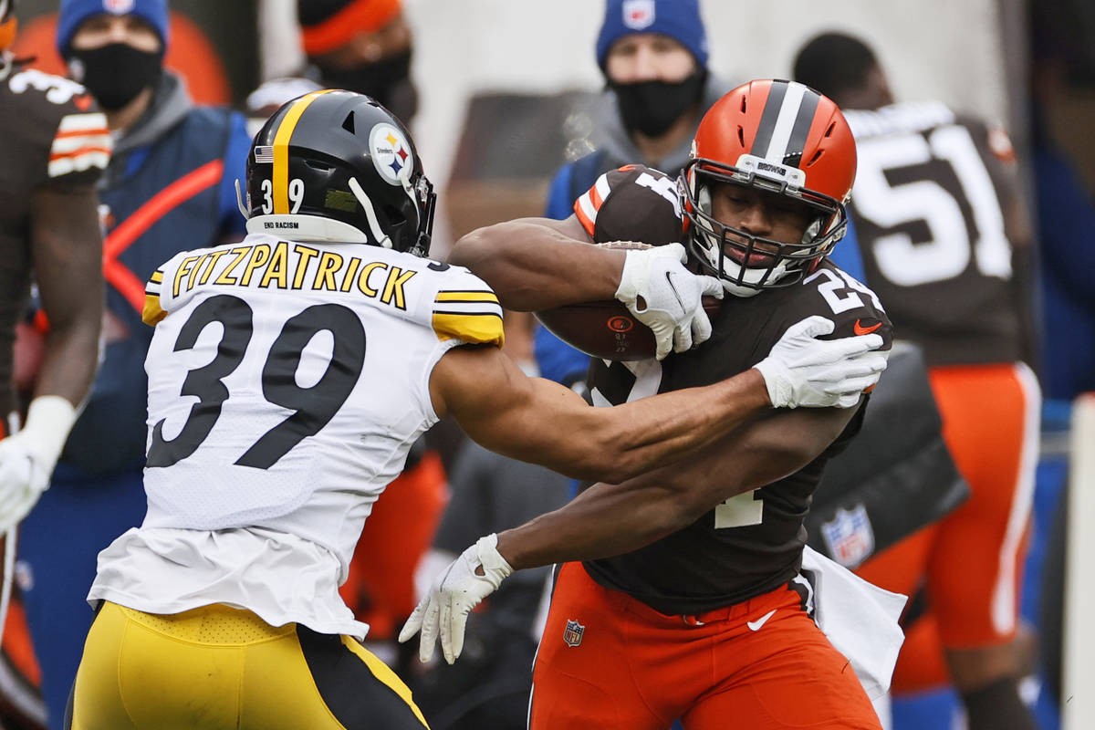 Cleveland Browns running back Nick Chubb (24) breaks a tackle from Pittsburgh Steelers free saf ...