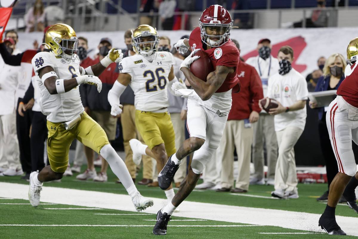 Alabama wide receiver DeVonta Smith (6) gets past Notre Dame linebacker Jeremiah Owusu-Koramoah ...