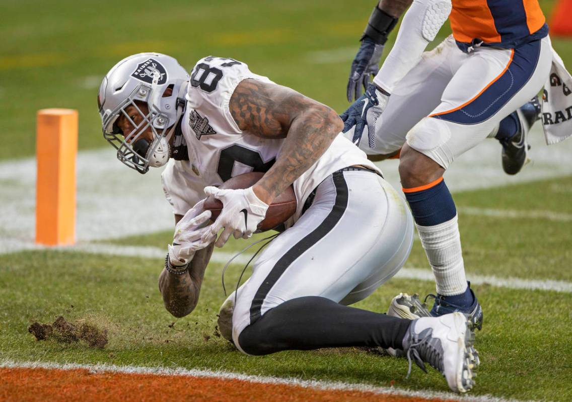 Raiders tight end Darren Waller (83) catches a touchdown in the first quarter during an NFL foo ...