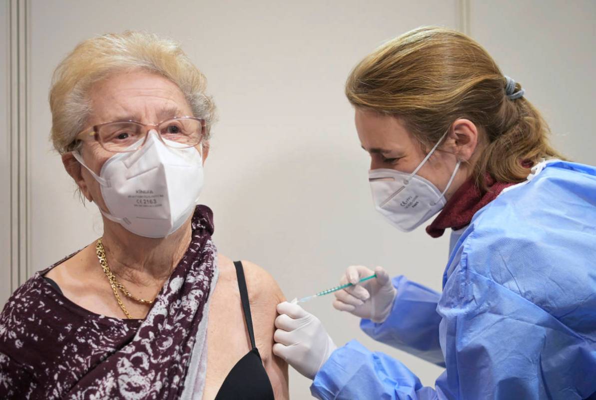 81-year-old Gisela Rathgeber gets vaccinated against Corona by doctor Conny Mauruschat in the n ...