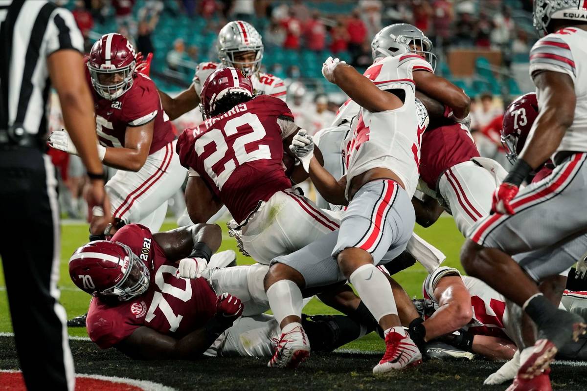 Alabama running back Najee Harris (22) scores a touchdown against Ohio State during the first h ...