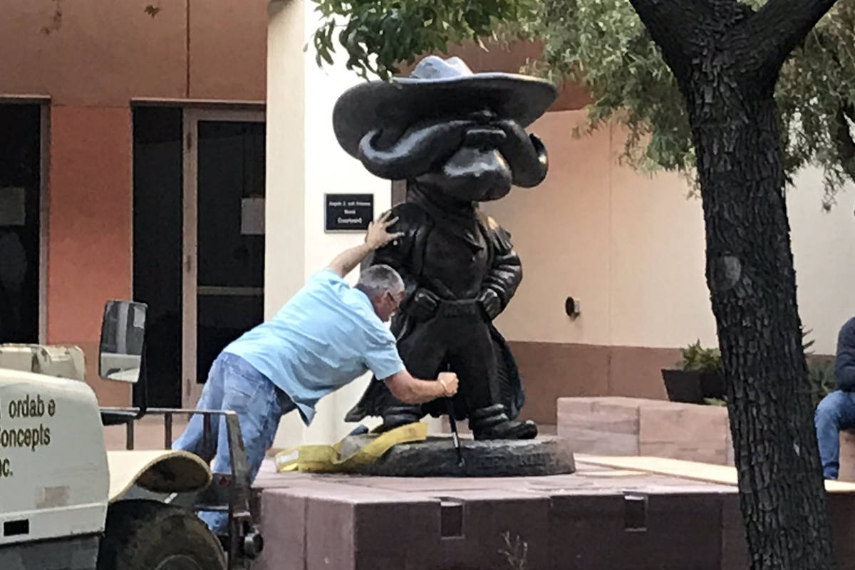 UNLV works to remove the Hey Reb! statue from in front of the Tam Alumni Center on Tuesday, Jun ...