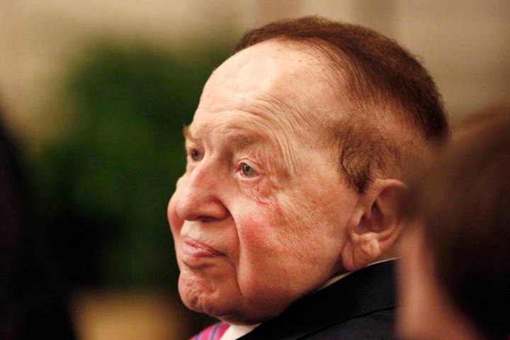 Sheldon Adelson observa cómo el presidente Donald Trump entrega a su esposa, Miriam, una Medal ...