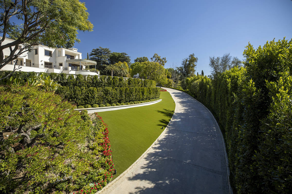 Casino developer Steve Wynn is trying to sell his Beverly Hills, California, mansion, seen here ...