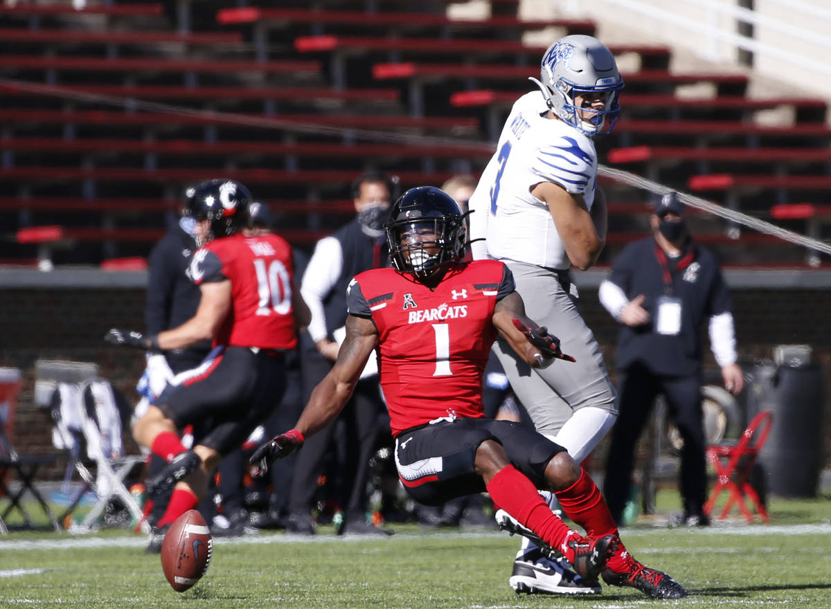 Cincinnati safety James Wiggins (1) chases a fumble by Memphis quarterback Brady White (3) duri ...