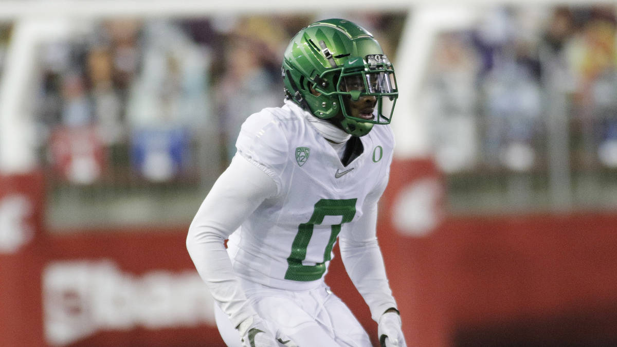 Oregon cornerback Deommodore Lenoir (0) prepares to defend during the first half of an NCAA col ...