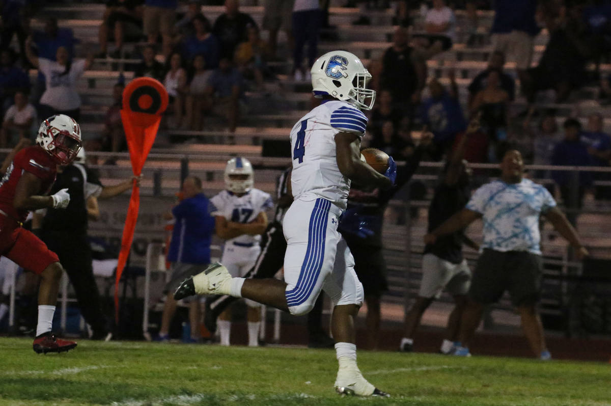 Chandler, Ariz., High's Dae Dae Hunter runs to a touchdown during the first half of their game ...