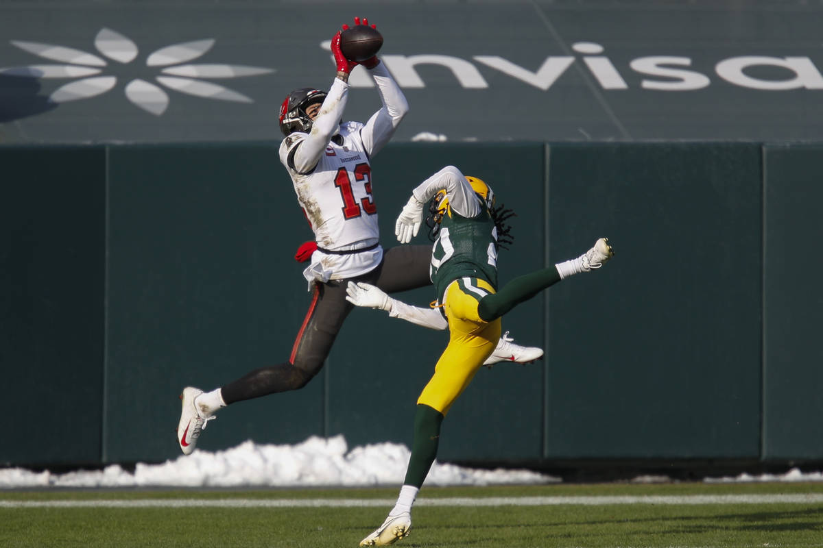 Tampa Bay Buccaneers' Mike Evans grabs a 15-yard touchdown pass against Green Bay Packers' Kevi ...