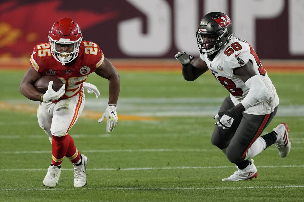 Kansas City Chiefs running back Clyde Edwards-Helaire (25) runs from Tampa Bay Buccaneers outsi ...