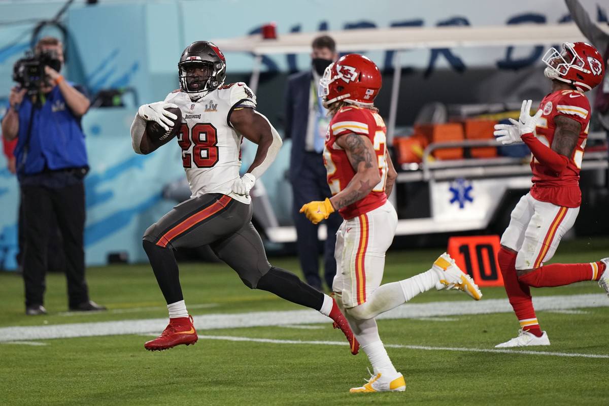 Tampa Bay Buccaneers running back Leonard Fournette runs for a touch down against the Kansas Ci ...