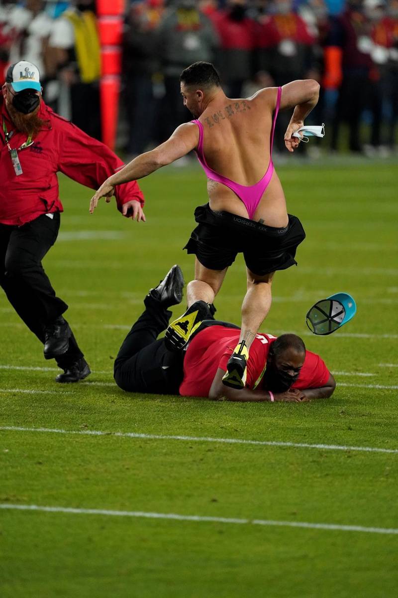 Super Bowl LV 25,000 fans see game amid pandemic; streaker interrupts