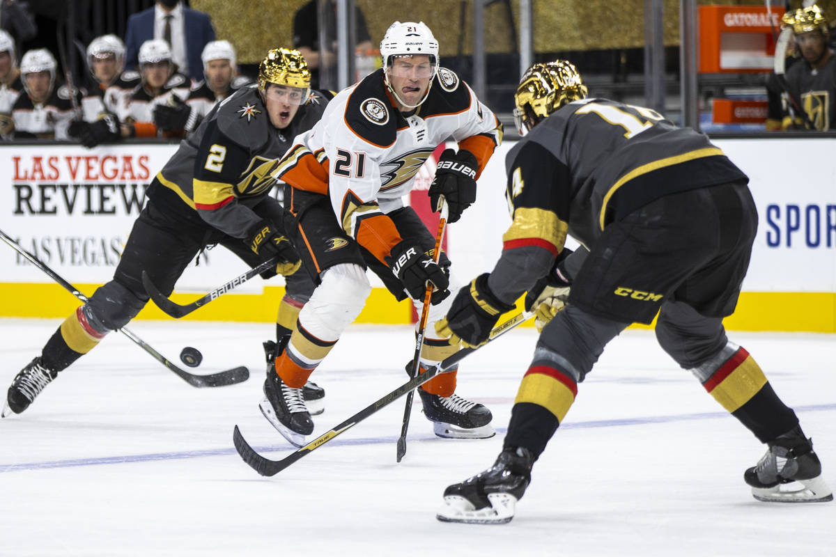 Golden Knights' chrome gold helmets receive mixed reviews, Golden Knights